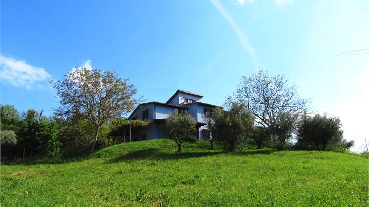 Farmhouse for sale in Tolentino